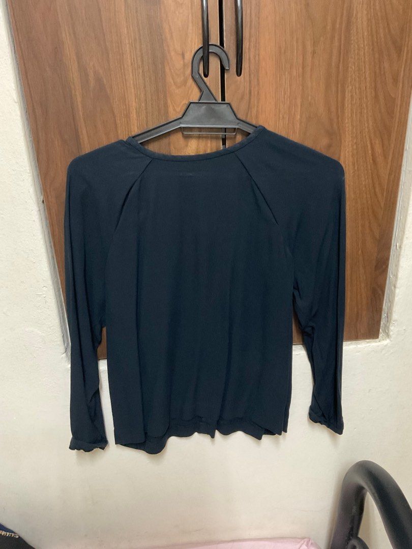 uniqlo blouse (Category: Blouses) located in Kuala Lumpur. Submitted by buyshasbaju (Listing ID 1349177340, Image 1). Description: .