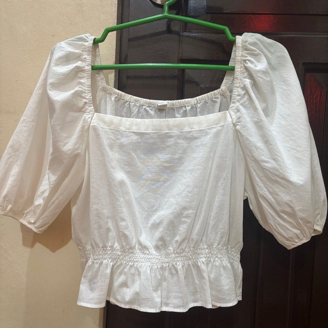 Uniqlo Puff-Sleeve Cropped Blouse (Category: Blouses) located in Taguig. Submitted by preloved.catalog (Listing ID 1349077093, Image 2). Description: 🌟 like new 🌟 never worn, but matagal na sa closet 🌟 size on tag: small 🌟 also available in purple payment: gcash 📦 shipping: gogoexpress metro manila: 80 php nationwide: 150 php.