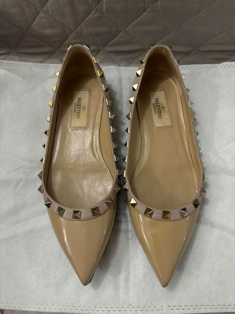 Valentino Garavani Rockstud Leather Ballet Flats (Category: Sneakers & Footwear) located in Manila. Submitted by 10108696 (Listing ID 1349019543, Image 3). Description: Valentino Garavani's Rockstud ballet flats are a style that will stay in your closet for years to come. In nude patent leather with trim, they're topped off with the designer's signature pyramid studs. Take them from the office to evenings out. Rockstud Patent Flat In Black Patent