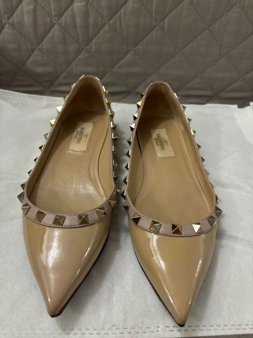 Valentino Garavani Rockstud Leather Ballet Flats (Category: Sneakers & Footwear) located in Manila. Submitted by 10108696 (Listing ID 1349019543, Image 1). Description: Valentino Garavani's Rockstud ballet flats are a style that will stay in your closet for years to come. In nude patent leather with trim, they're topped off with the designer's signature pyramid studs. Take them from the office to evenings out. Rockstud Patent Flat In Black Patent