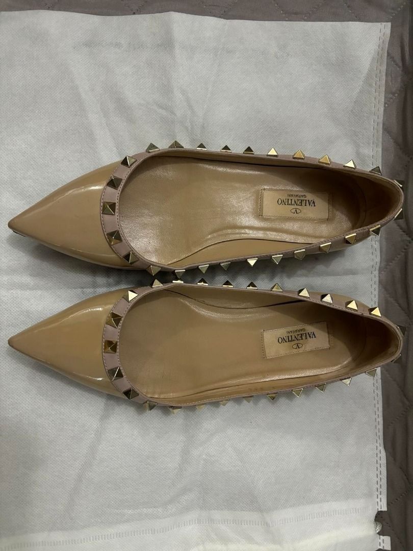 Valentino Garavani Rockstud Leather Ballet Flats (Category: Sneakers & Footwear) located in Manila. Submitted by 10108696 (Listing ID 1349019543, Image 2). Description: Valentino Garavani's Rockstud ballet flats are a style that will stay in your closet for years to come. In nude patent leather with trim, they're topped off with the designer's signature pyramid studs. Take them from the office to evenings out. Rockstud Patent Flat In Black Patent