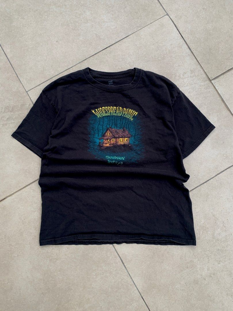 Widespread panic band tee (Category: Tshirts & Polo Shirts) located in Kuala Lumpur. Submitted by r6zziq (Listing ID 1349061419, Image 1). Description: Condition-9/10 🔥 On Tag size-L 📐Pit-20.5 Length-27 Negotiable ✅ Lock RM 30🔐 Interested dm ✉️ .