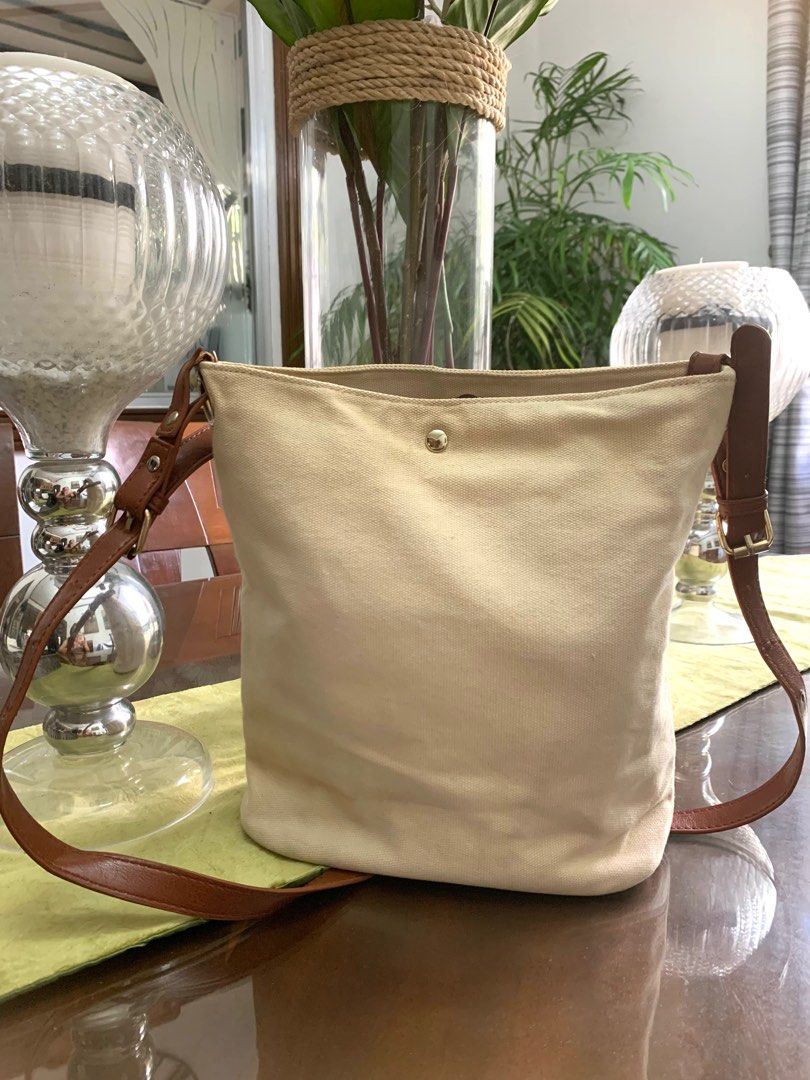 Snoopy Bucket Bag ZARA - M (Category: Shoulder Bags) located in Guagua. Submitted by rizza4 (Listing ID 1349065872, Image 2). Description: Snoopy Peanuts Bucket Bag, Shoulder Bag, Lightweight material, adjustable brown leather strap, Medium Size, Adjustable Strap, Clen inside outside a bit but not visible.