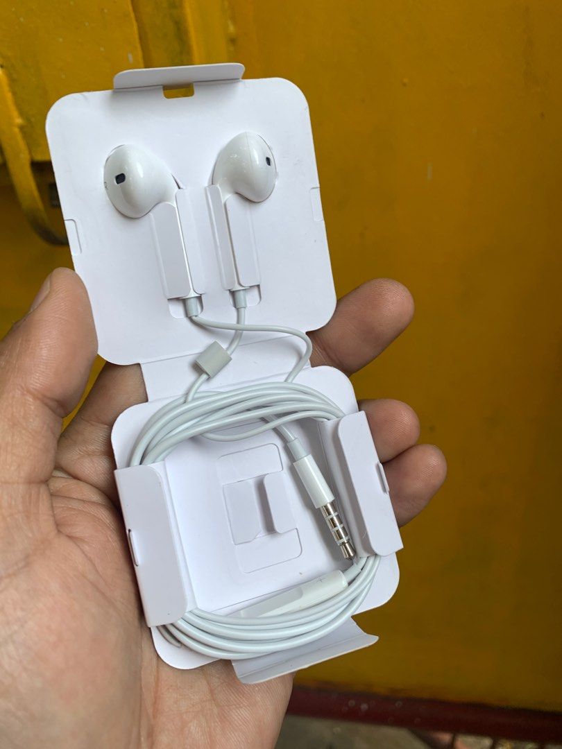 apple wired earphone 3.5mm jack type (Category: Headphones & Headsets) located in Quezon City. Submitted by roldanjred46732 (Listing ID 1349195629, Image 3). Description: apple wired earphone 3.5mm jack type high sound quality price-350 only brand new sealed .