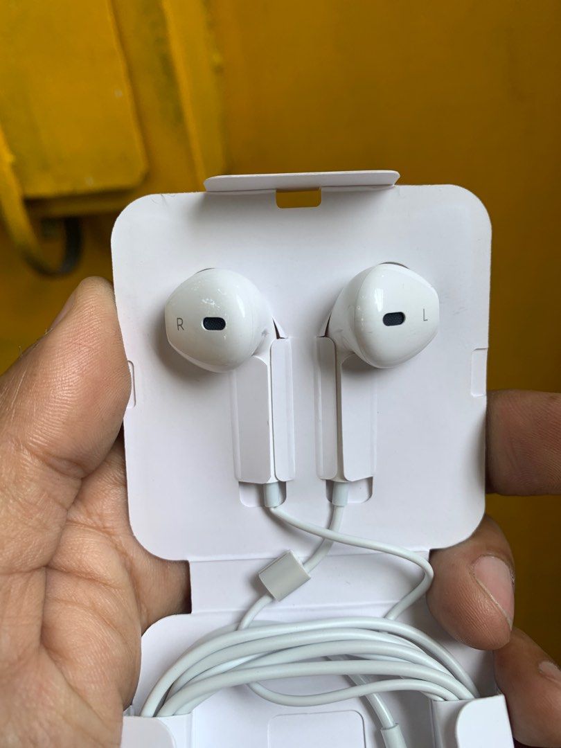 apple wired earphone 3.5mm jack type (Category: Headphones & Headsets) located in Quezon City. Submitted by roldanjred46732 (Listing ID 1349195629, Image 2). Description: apple wired earphone 3.5mm jack type high sound quality price-350 only brand new sealed .