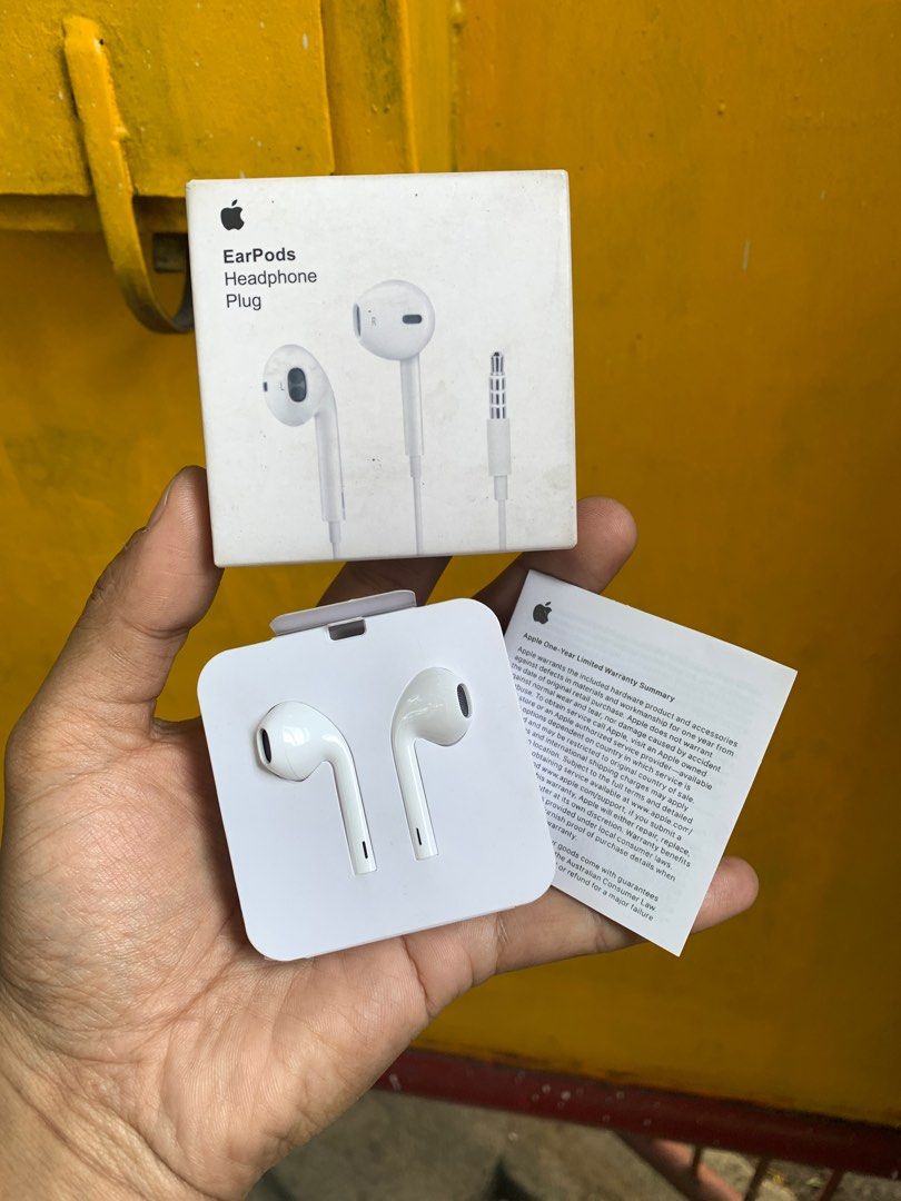 apple wired earphone 3.5mm jack type (Category: Headphones & Headsets) located in Quezon City. Submitted by roldanjred46732 (Listing ID 1349195629, Image 1). Description: apple wired earphone 3.5mm jack type high sound quality price-350 only brand new sealed .