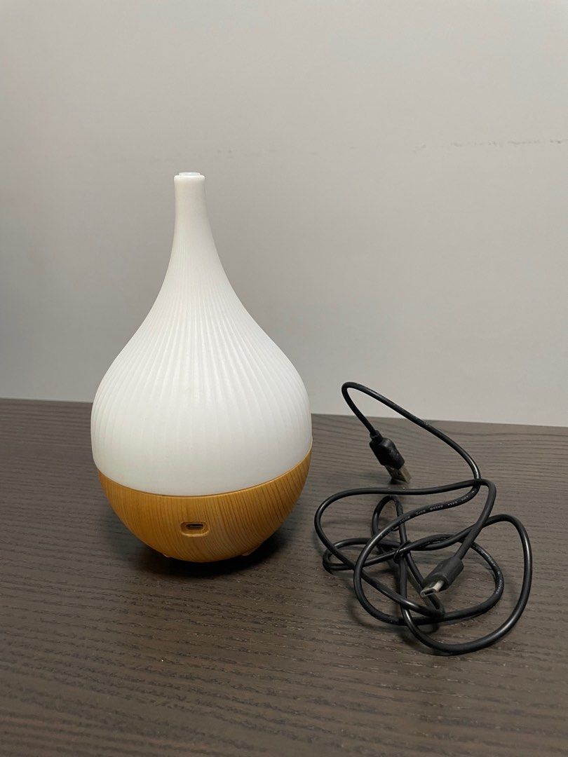 Aroma Diffuser (Category: Home Fragrance) located in Singapore. Submitted by sammyyydan (Listing ID 1349263235, Image 2). Description: - Brand new in box *Price is negotiable for fast deals!.