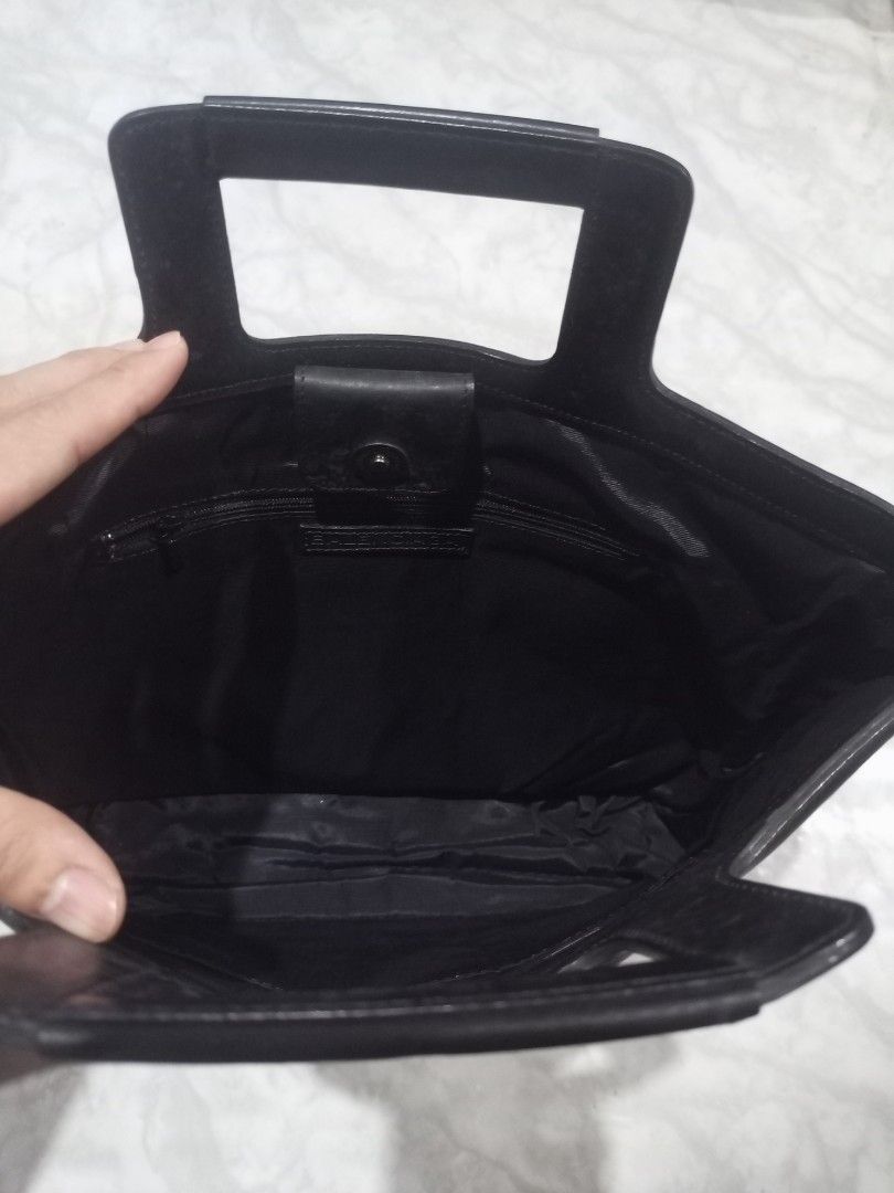 Balenciaga Hand Bag (Category: Luxury Bags & Wallets) located in Dumangas. Submitted by stupiddope.ph (Listing ID 1349283602, Image 3). Description: Balenciaga Hand Bag excellent condition width:13 length:10½ price:1,250 add shipping.
