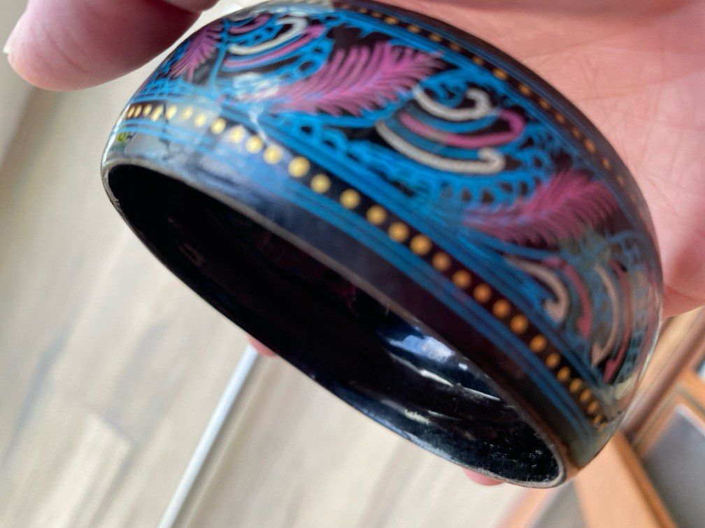 Vintage wood Bangle (Category: Bracelets) located in San Juan City. Submitted by mcl_stuff888 (Listing ID 1347435774, Image 3). Description: Bangles In good condition Very light Unique design.
