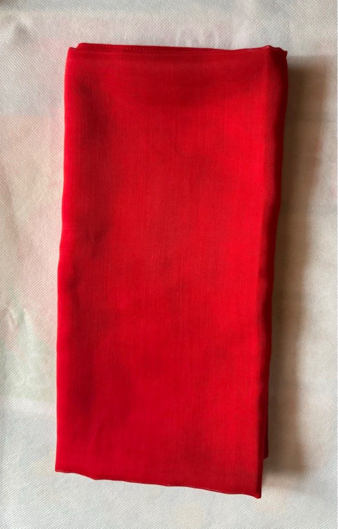 Be defect (Category: Hijabs) located in Shah Alam. Submitted by lovedbytie (Listing ID 1349332252, Image 1). Description: Jahit Lipat Color Red Chili ✅ Original Bawal Exclusive ✅ Reject item yang tak lepas QC ✅ Minor defect yang tak nampak pun sebenarnya ✅ Material kain bawal best sangat2 ✅ Bidang 45 ❌ Tiada label dan tag brand ❌ Tiada logo stamp brand ❌ Tiada batu kristal .