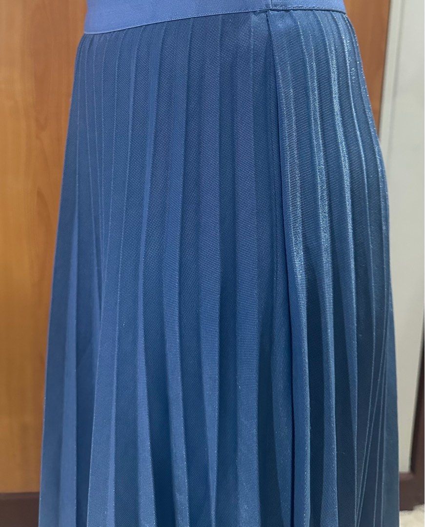 Blue pleated midi skirt (Category: Skirts) located in Jimenez. Submitted by cflamd (Listing ID 1349242185, Image 2). Description: Rfs: decluttering Fits S frames Waist 28".