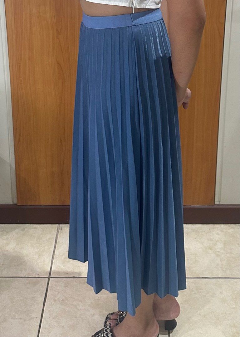 Blue pleated midi skirt (Category: Skirts) located in Jimenez. Submitted by cflamd (Listing ID 1349242185, Image 1). Description: Rfs: decluttering Fits S frames Waist 28".