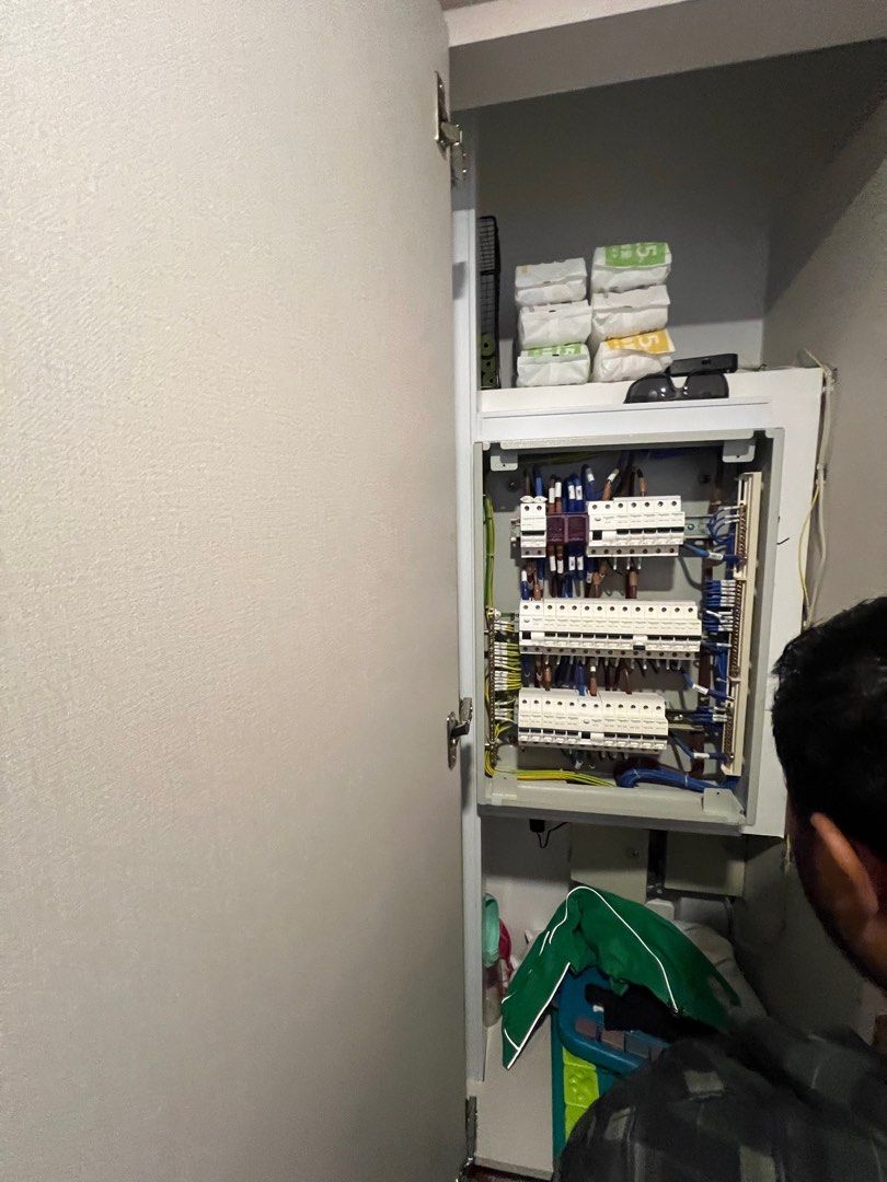 Affordable Electrical Services /Handyman / Electrician contractor/ BCA Approved Contractor/ Bizsafe Licensed Electrician 62863114499329114