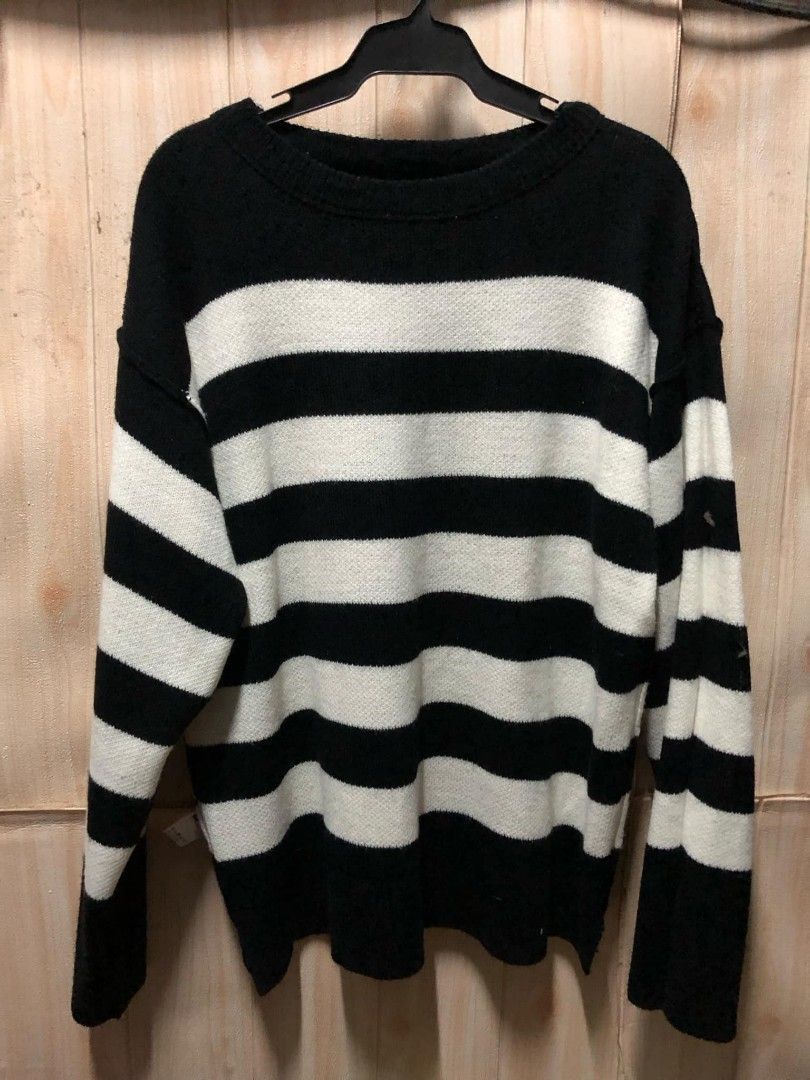 GU knitted sweater (Category: Coats, Jackets and Outerwear) located in Makati City. Submitted by Johnny228 (Listing ID 1349341920, Image 2). Description: GU Knitted Sweater Large 27x22 RFS : Decluttering.