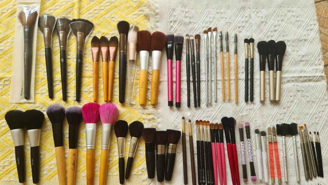 Make Up Brush 63pcs Set (Category: Makeup) located in Quezon City. Submitted by floreskari78555 (Listing ID 1349225323, Image 1). Description: Make Up Brushes 63pcs set assorted 890php only‼️‼️‼️ Complete set❤️ Brandnew ❤️ The set includes: Fan Highlight Brush Blusher Brush Powder Brush Bronzer Brush Angled Liner Brush Smudge Brush Eyeshadow brush Small Eyeshadow Brush Dual ended Eyeshadow Brush Spoolie Bamboo Round Foundation Mixing Spatula Angl
