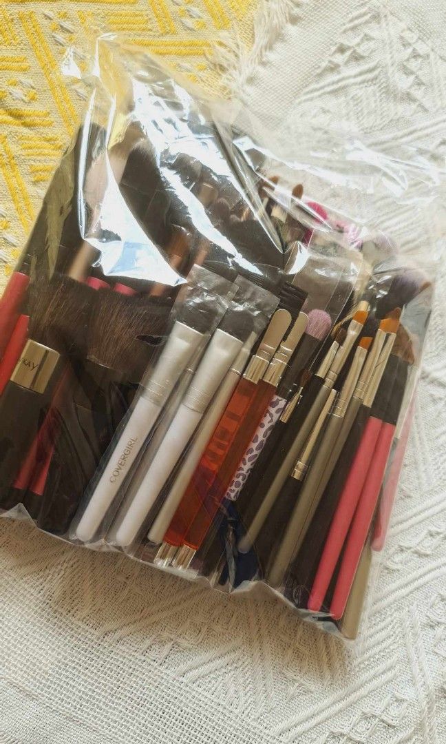 Make Up Brush 63pcs Set (Category: Makeup) located in Quezon City. Submitted by floreskari78555 (Listing ID 1349225323, Image 3). Description: Make Up Brushes 63pcs set assorted 890php only‼️‼️‼️ Complete set❤️ Brandnew ❤️ The set includes: Fan Highlight Brush Blusher Brush Powder Brush Bronzer Brush Angled Liner Brush Smudge Brush Eyeshadow brush Small Eyeshadow Brush Dual ended Eyeshadow Brush Spoolie Bamboo Round Foundation Mixing Spatula Angl