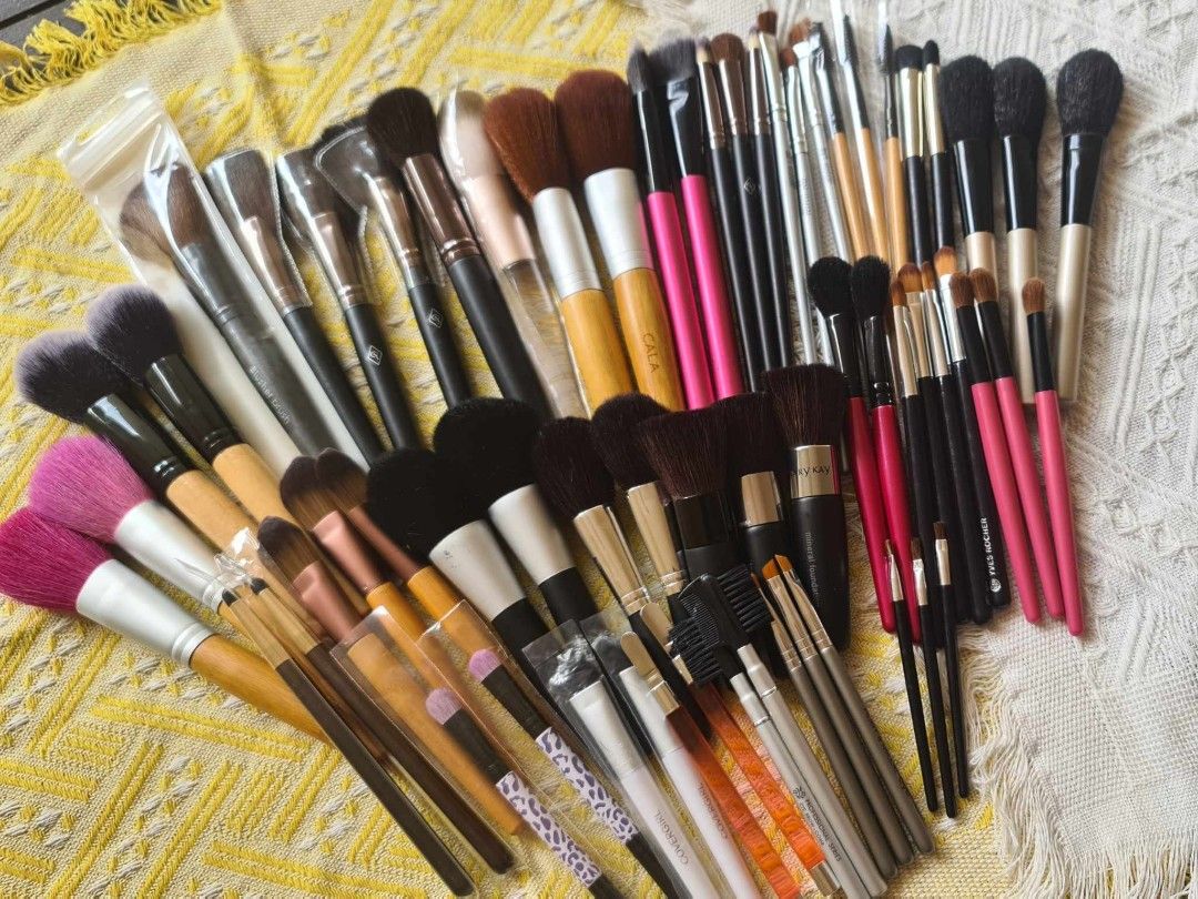 Make Up Brush 63pcs Set (Category: Makeup) located in Quezon City. Submitted by floreskari78555 (Listing ID 1349225323, Image 2). Description: Make Up Brushes 63pcs set assorted 890php only‼️‼️‼️ Complete set❤️ Brandnew ❤️ The set includes: Fan Highlight Brush Blusher Brush Powder Brush Bronzer Brush Angled Liner Brush Smudge Brush Eyeshadow brush Small Eyeshadow Brush Dual ended Eyeshadow Brush Spoolie Bamboo Round Foundation Mixing Spatula Angl