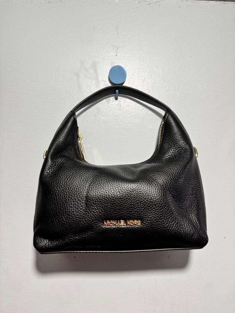 MK kili kili bags (Category: Luxury Bags & Wallets) located in Quezon City. Submitted by chamcortey (Listing ID 1349354451, Image 3). Description: 100% Original fresh from US 🇺🇸 Wt gift receipt SALE SALE SALE ❗️.