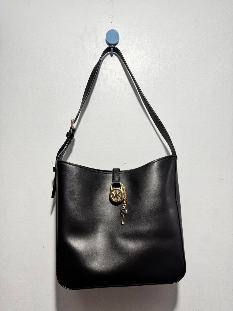 MK kili kili bags (Category: Luxury Bags & Wallets) located in Quezon City. Submitted by chamcortey (Listing ID 1349354451, Image 2). Description: 100% Original fresh from US 🇺🇸 Wt gift receipt SALE SALE SALE ❗️.
