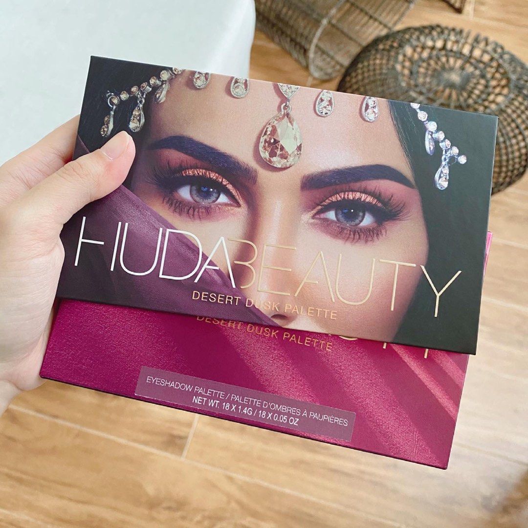 BNEW Original Huda Beauty Desert Dusk Palette Eyeshadow (Category: Makeup) located in Davao. Submitted by misisnijungkook (Listing ID 1349243272, Image 1). Description: BNEW PURCHASED IN USA ON HAND AND READY TO SHIP Retails for $62 usd - Pamigay Sale nlang🥲 so Pls do not haggle na🙅‍♀️🫶 - What it is: A dynamic eyeshadow palette with 18 shades in four unique textures: one dazzling glitter, eight creamy mattes, six shimmering pearl shades, and t