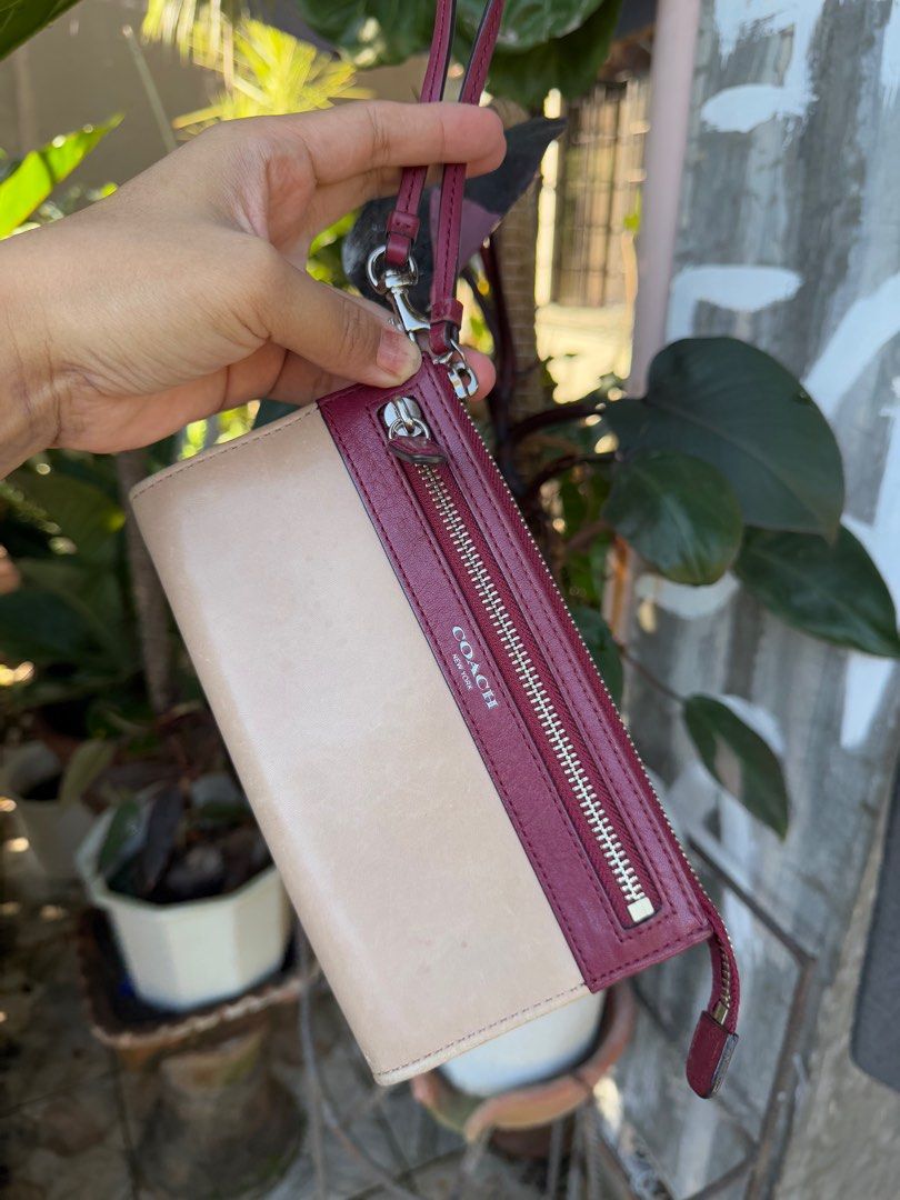 Pouch Coach Leather (Category: Luxury Bags & Wallets) located in Tabuk. Submitted by prelovedjapan28 (Listing ID 1349361244, Image 1). Description: Leather Material Can fit Iphone Promax .