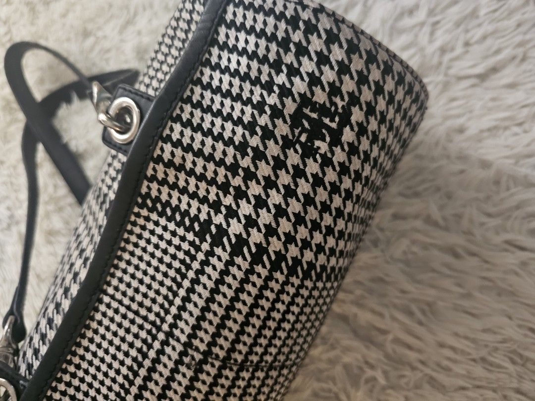 Pre-loved Authentic RL black and with Houndstooth barrel bag (Category: Luxury Bags & Wallets) located in Las Pinas. Submitted by boardroomcloset (Listing ID 1349197691, Image 3). Description: Pre-loved Authentic RL black and with Houndstooth barrel bag.