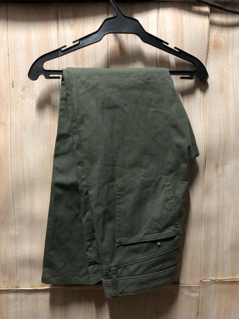 Uniqlo Jeans (Category: Jeans) located in Makati City. Submitted by Johnny228 (Listing ID 1349342547, Image 2). Description: Uniqlo Skinny Jeans Fits 32-33 RFS : Decluttering.