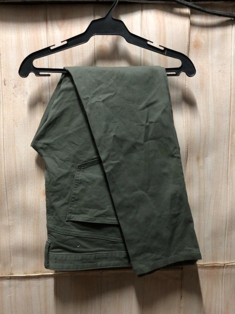 Uniqlo Jeans (Category: Jeans) located in Makati City. Submitted by Johnny228 (Listing ID 1349342547, Image 1). Description: Uniqlo Skinny Jeans Fits 32-33 RFS : Decluttering.
