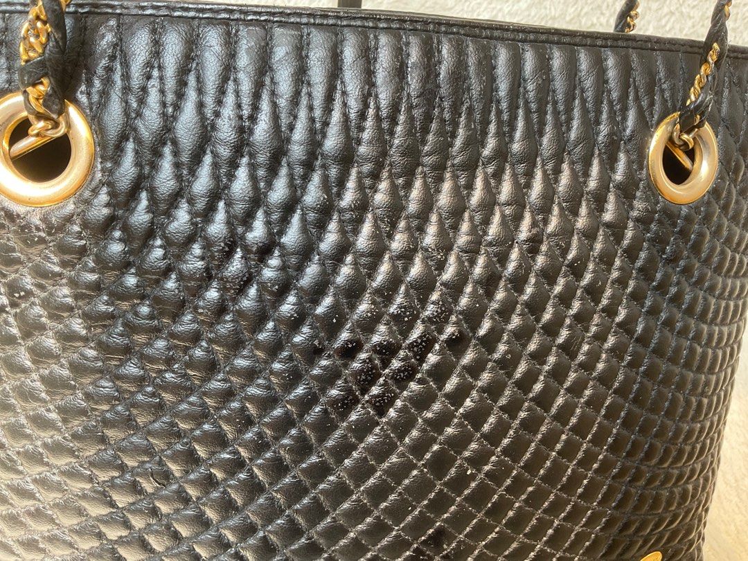 Vintage Bally bag (Category: Luxury Bags & Wallets) located in Caloocan City. Submitted by siftedthriftedph (Listing ID 1349230114, Image 3). Description: PLS READ! Authentic Bally bag No more tawad. Ang mura na po. Needs restoration ng leather. Bawal sa maselan. Faded hardwares Inside is clean Vintage lampo zippers L-12in x H-5in strap drop - 15.5in.