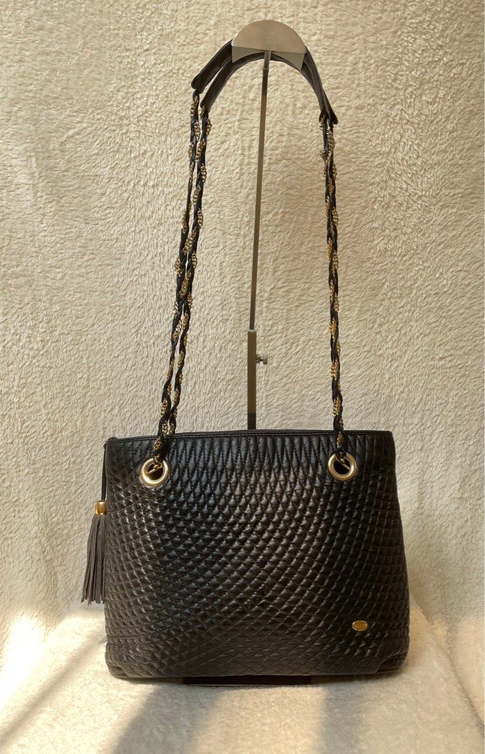 Vintage Bally bag (Category: Luxury Bags & Wallets) located in Caloocan City. Submitted by siftedthriftedph (Listing ID 1349230114, Image 1). Description: PLS READ! Authentic Bally bag No more tawad. Ang mura na po. Needs restoration ng leather. Bawal sa maselan. Faded hardwares Inside is clean Vintage lampo zippers L-12in x H-5in strap drop - 15.5in.