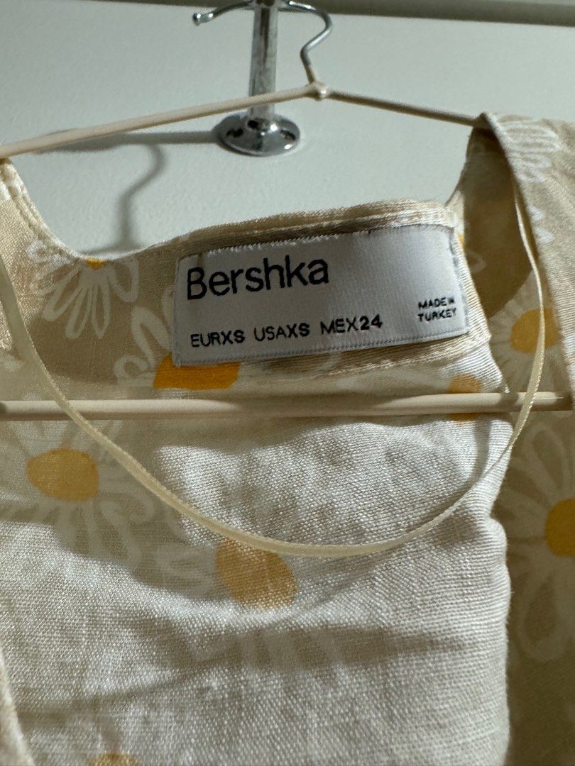 Bershka Floral Crop Top (Category: Blouses) located in Makati City. Submitted by danandy12 (Listing ID 1349538547, Image 2). Description: Soooooo pretty and feminine! 🌸 Hard to let go. Needs ironing but very flattering when worn. Size: XS-S RFS: Doesn’t fit me anymore .