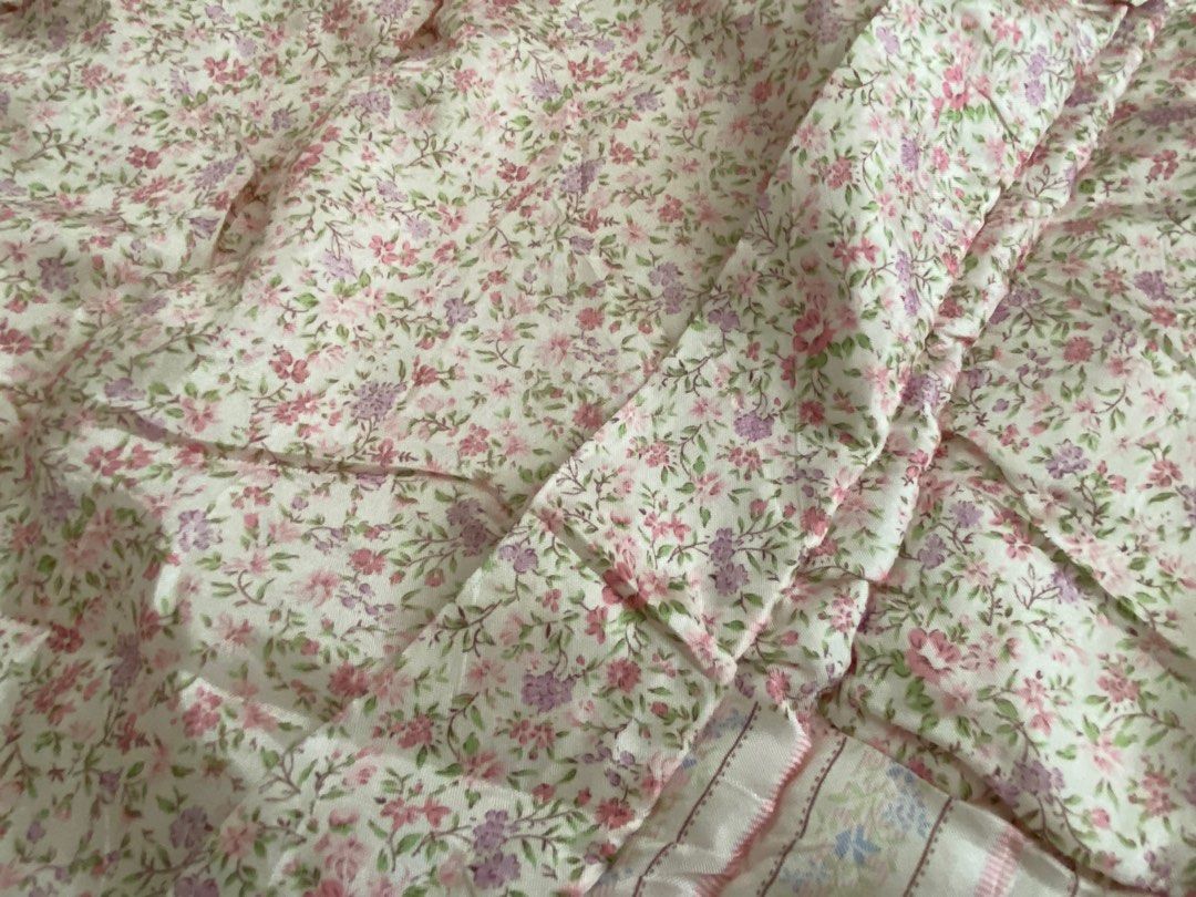 Comforter pink patch work floral (Category: Bedding & Towels) located in Manila. Submitted by claygh (Listing ID 1349440057, Image 3). Description: Double bed sizer .