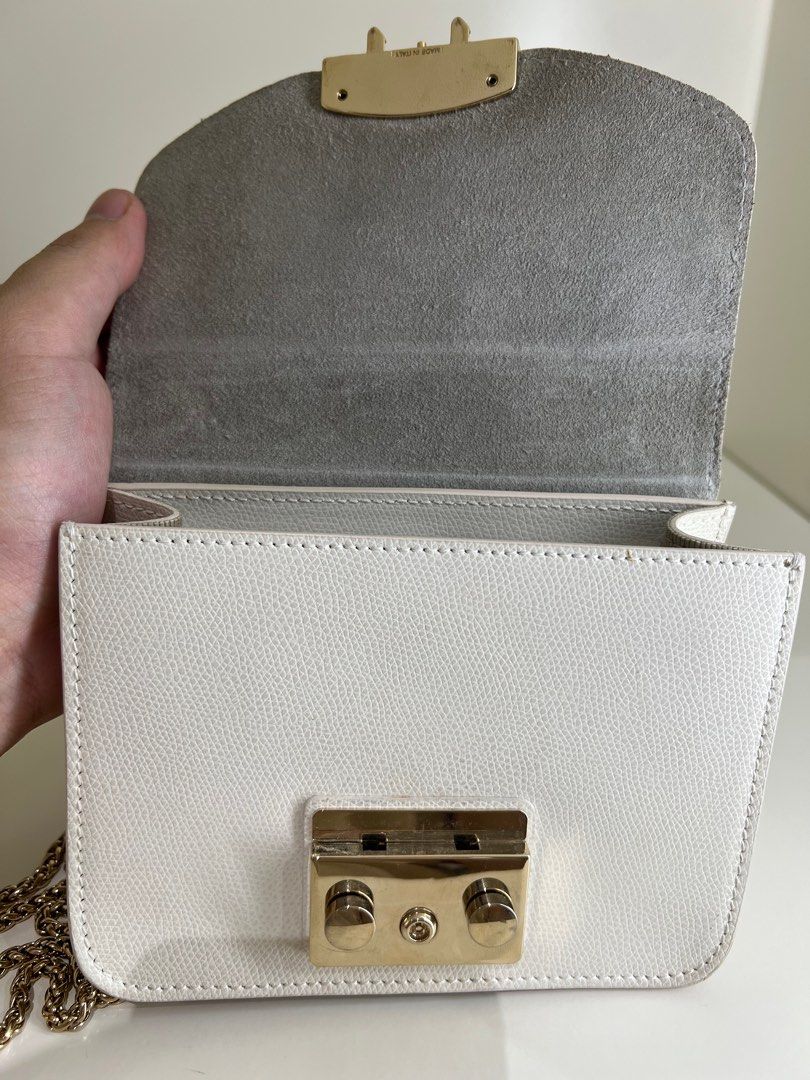 Furla metropolis crossbody bag (Category: Cross-body Bags) located in Quezon City. Submitted by axeman32 (Listing ID 1349534700, Image 2). Description: Furla metropolis white crossbody bag With gold accessories and dust bag.
