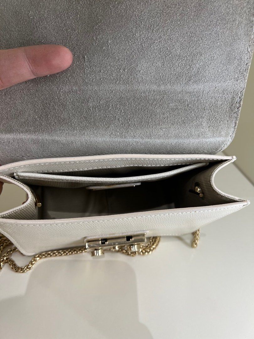 Furla metropolis crossbody bag (Category: Cross-body Bags) located in Quezon City. Submitted by axeman32 (Listing ID 1349534700, Image 3). Description: Furla metropolis white crossbody bag With gold accessories and dust bag.