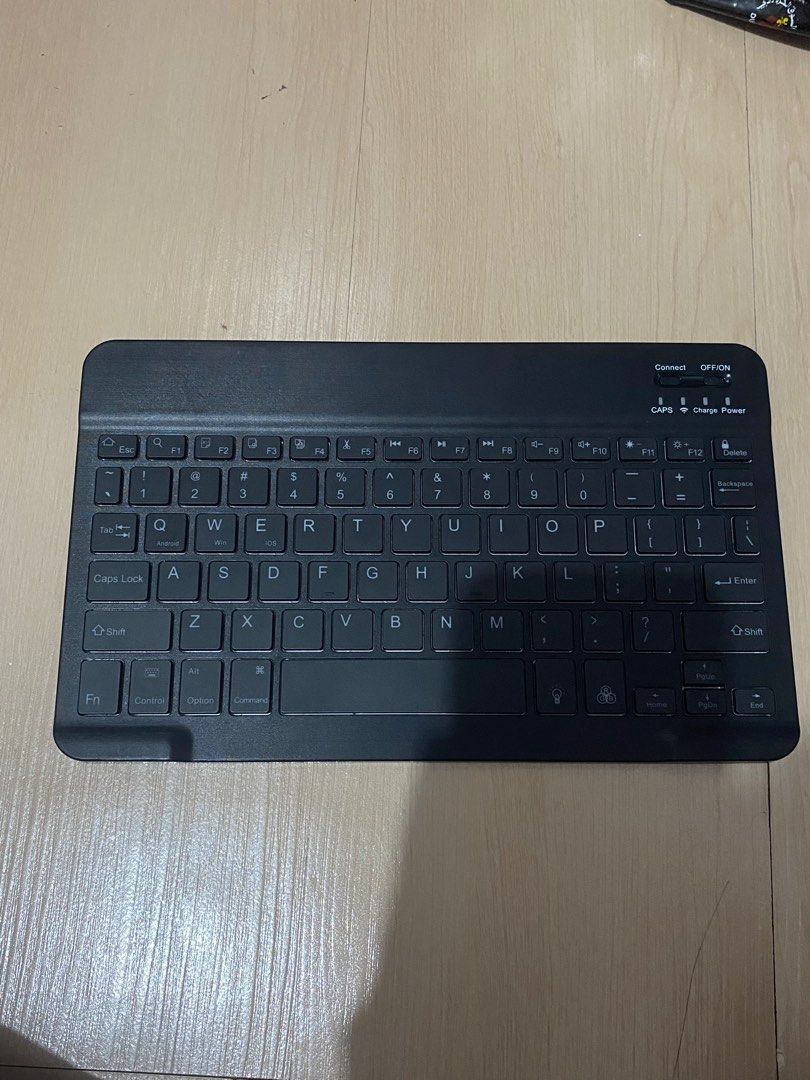 Goojodoq Bluetooth Wireless Keyboard (Category: Computer Keyboard) located in Navotas City. Submitted by jaldeclutters (Listing ID 1349466109, Image 1). Description: Works well with ipad. Fully wireless..