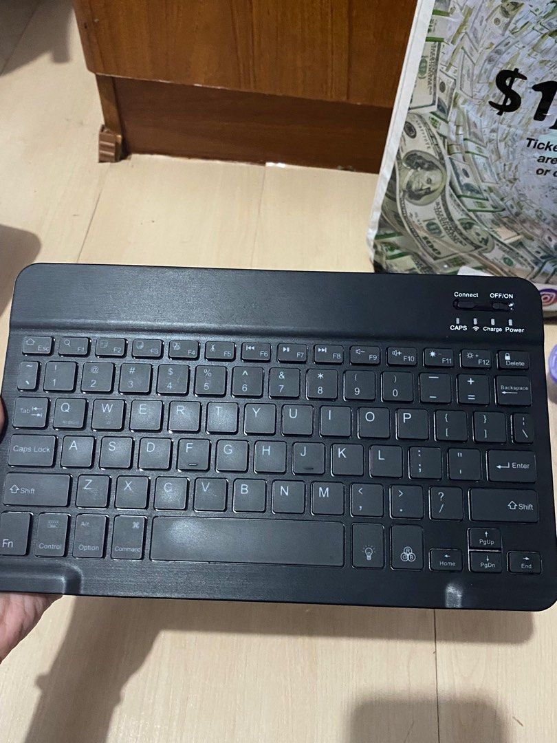 Goojodoq Bluetooth Wireless Keyboard (Category: Computer Keyboard) located in Navotas City. Submitted by jaldeclutters (Listing ID 1349466109, Image 2). Description: Works well with ipad. Fully wireless..