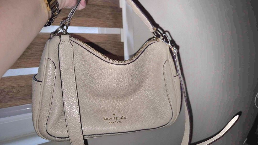Kate Spade Smoosh Medium Satchel Sand Beige (Category: Luxury Bags & Wallets) located in Quezon City. Submitted by hatsilog (Listing ID 1349460373, Image 2). Description: Kate Spade Smoosh Medium Satchel Sand Beige Tan color Only Flaw: With scratch (see picture) Selling only for P3500.00 Slightly use.