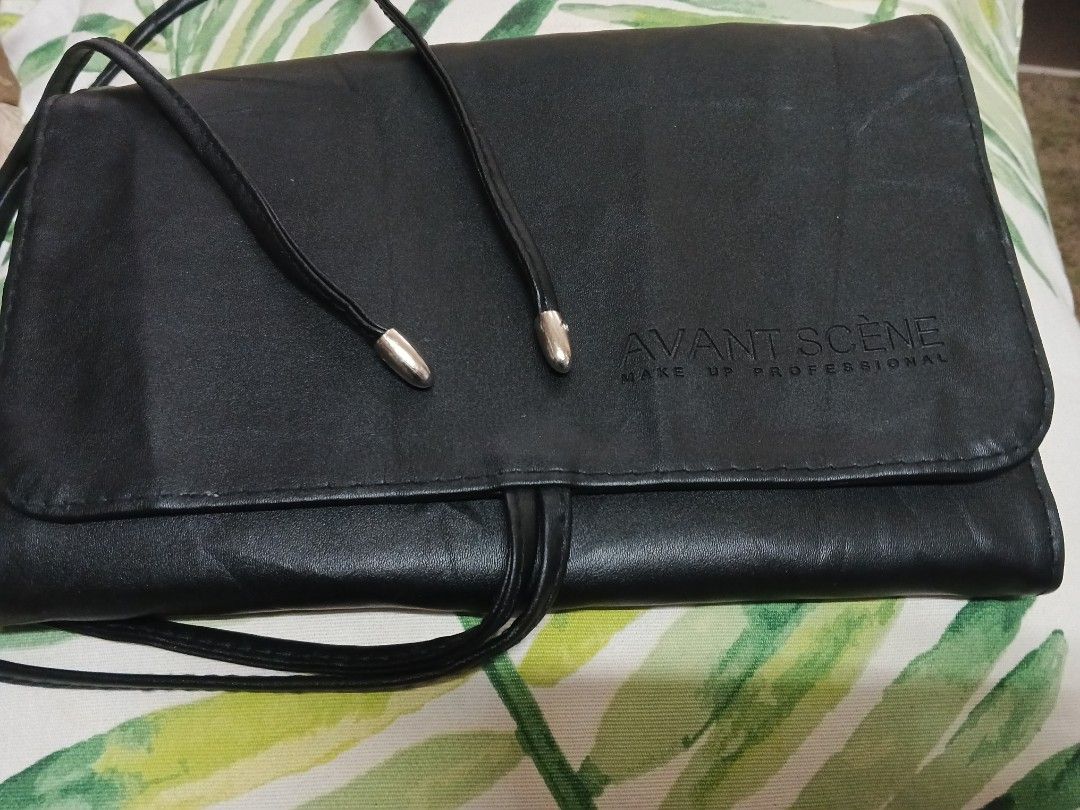 Professional Makeup / Cosmetic Brush Storage Case AVANT SCENE Pouch (Category: Makeup) located in Davao. Submitted by jmhocson (Listing ID 1349442648, Image 1). Description: Avant Scene make up professional Cosmetic Brush Storage Case PU Leather Compartments Multifunctional Portable Travel Container for Watercolor Oil Drawing Pen (Black).