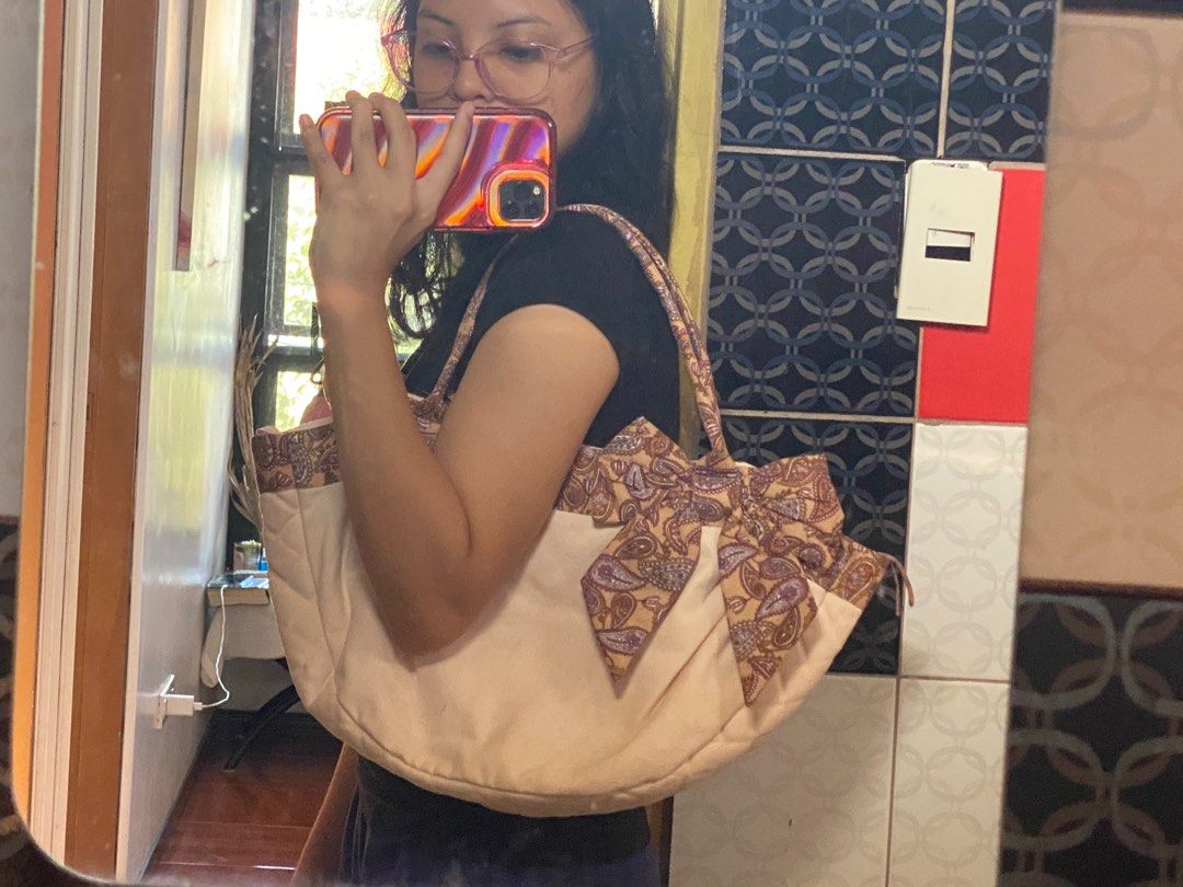 Naraya Cream Pink Shoulder Bag (Category: Shoulder Bags) located in Quezon City. Submitted by koreii (Listing ID 1349153803, Image 2). Description: 🛍️Naraya Cream Pink Shoulder Bag🛍️ ₱300 📌Working zippers 📌Pink inner lining with logo 📌Spacious, can fit ntbks, books, & papers 📌CROSSPOSTED 📌WYSIWYG 📌For sure buyers only 📌Buyer will shoulder shipping fee 📌All items are in good condition unless stated otherwise😉 ✅MOP: Gcash ✅MOD: JnT, lala