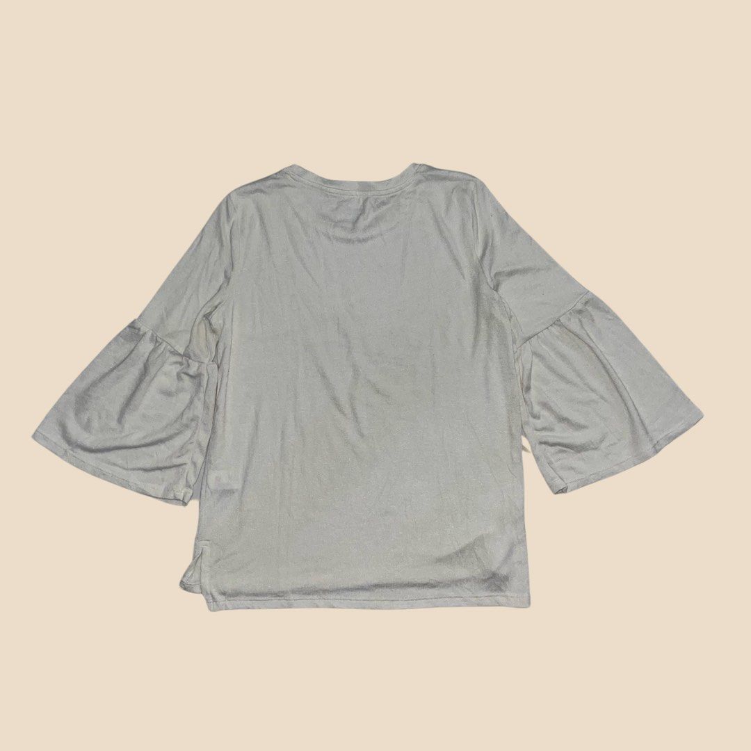OLD NAVY white shirt blouse 3/4 (Category: Blouses) located in Manila. Submitted by rurusaid (Listing ID 1349445366, Image 2). Description: shoulder 13 in sleeves 16 in length 20.5 in color: plain white (it just looks different bc of the lighting.