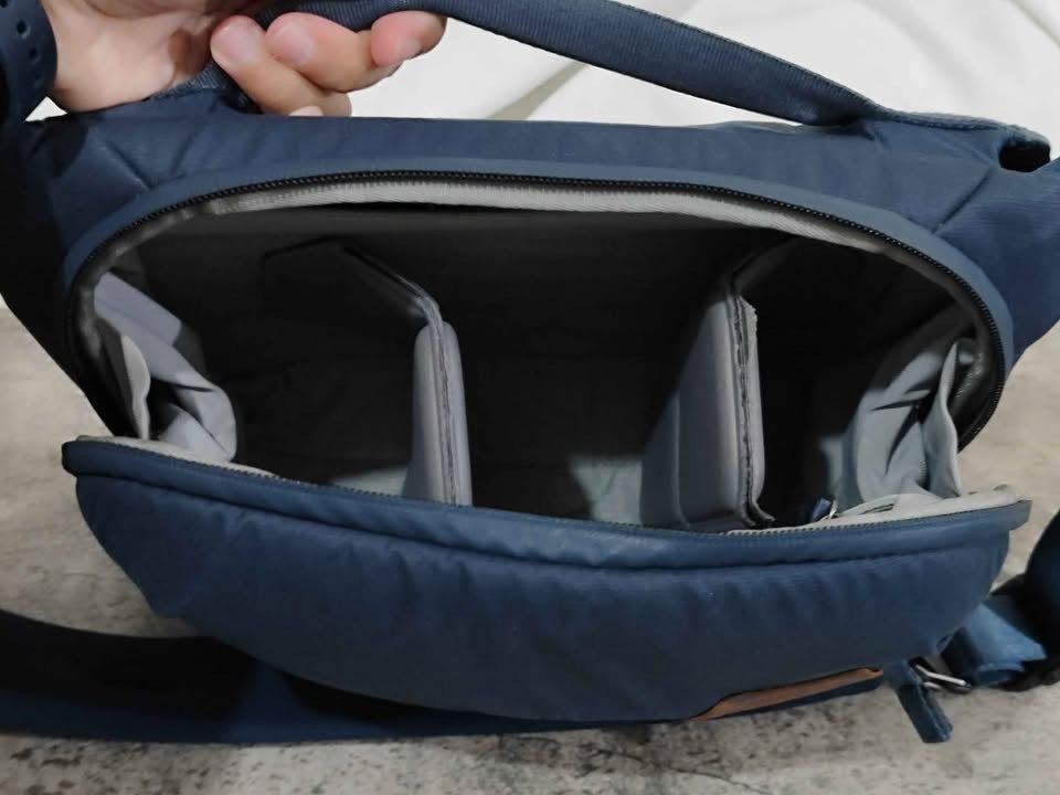 Peakdesign 6L midnight blue * mint and complete (Category: Camera Bags & Carriers) located in Mandaluyong City. Submitted by cbawag (Listing ID 1349500401, Image 2). Description: Peakdesign 6L midnight blue * mint and complete 4990 php Inclusion: Bag Dividers Condition: Mint condition with no defects/ tear. RFS : bigger bag ---Please Read--- *No Reservation." What you read and what you see is what you get. Contact Person: CLENTH /CAMERA FOR LESS 