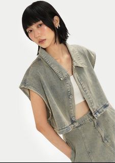 (Category: ) located in . Submitted by quinn_wardrobe (Listing ID 1349388748, Image 1). Description: .