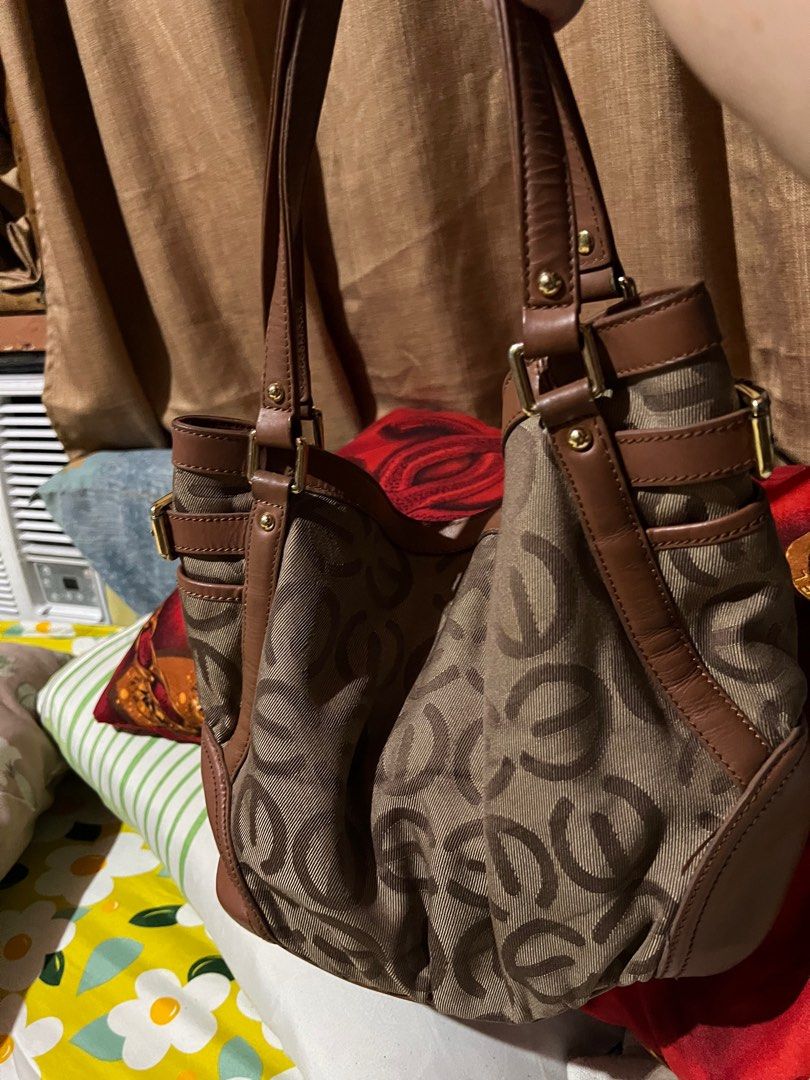 Squire hobo bag (Category: Luxury Bags & Wallets) located in Makati City. Submitted by sinner_or_saint101 (Listing ID 1349482512, Image 2). Description: 12x10 Hologram Authentic esquire bag.