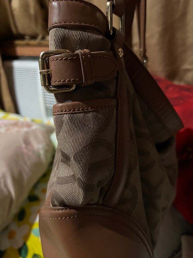 Squire hobo bag (Category: Luxury Bags & Wallets) located in Makati City. Submitted by sinner_or_saint101 (Listing ID 1349482512, Image 3). Description: 12x10 Hologram Authentic esquire bag.