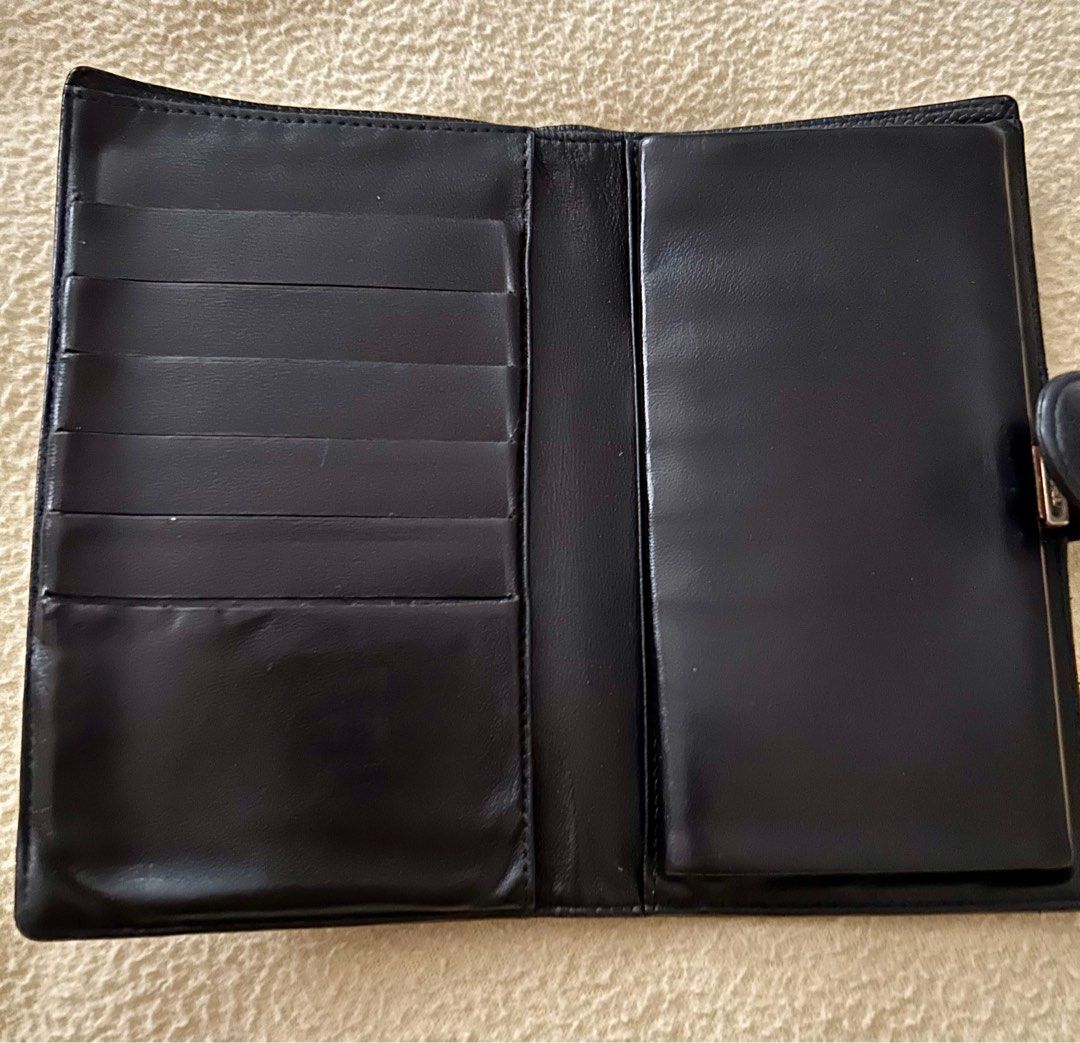 Vintage CHANEL caviar bifold wallet💯💥 (Category: Luxury Bags & Wallets) located in Quezon City. Submitted by asiaco (Listing ID 1349382665, Image 3). Description: 💯% authentic! Japan bought. Chanel markings are faded, but holo sticker is intact. Snap closure is a bit loose but still locks. Selling low. .