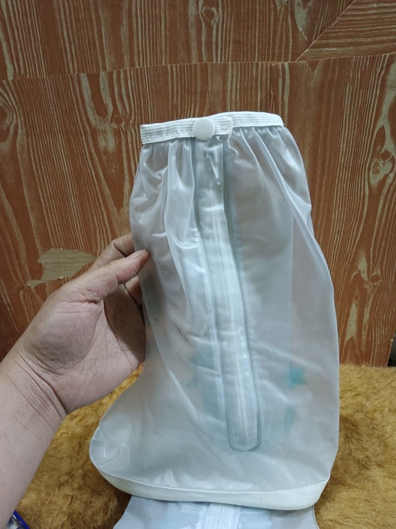 Waterproof rain shoes cover (Category: Other Babies Going Out Needs) located in Baguio. Submitted by adulagan1998258 (Listing ID 1349463952, Image 3). Description: 20 cm outsoul for kids m on tag.