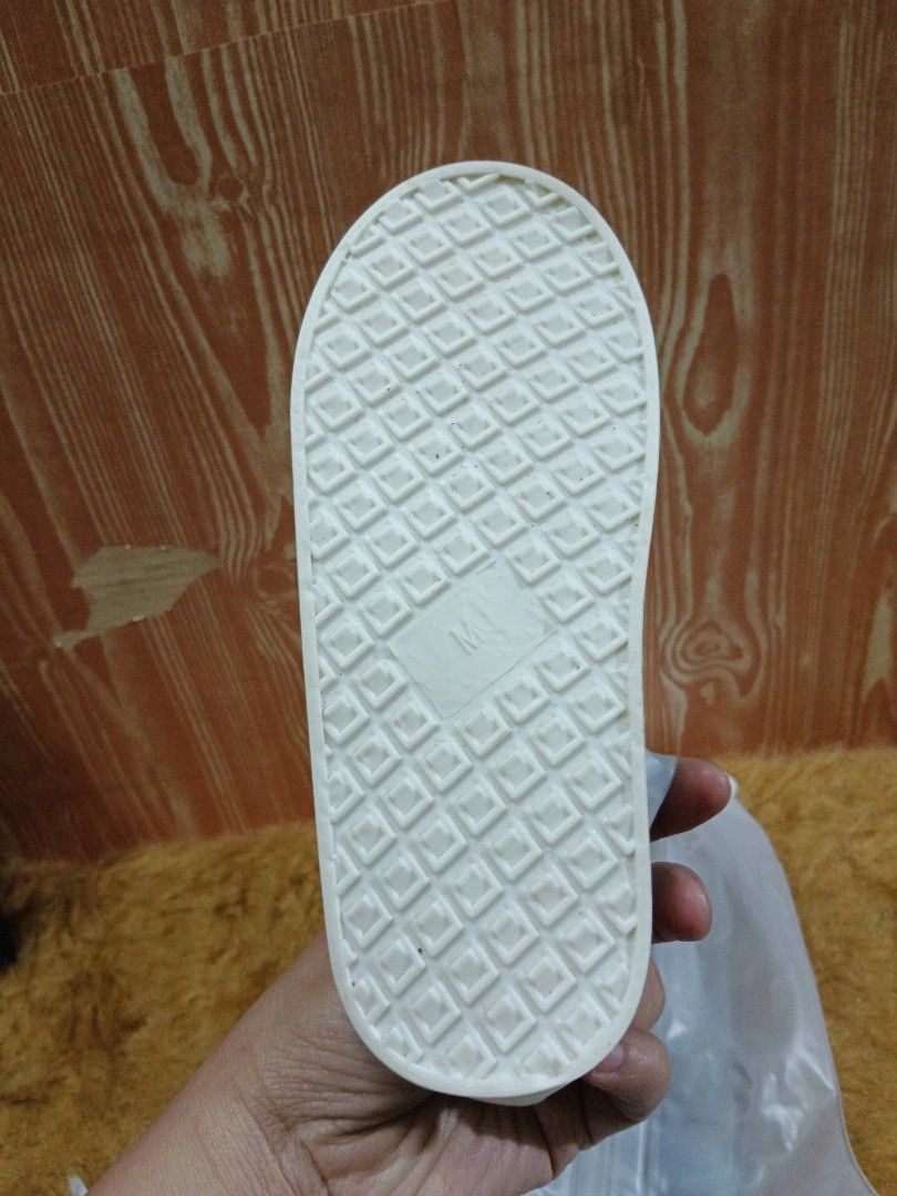 Waterproof rain shoes cover (Category: Other Babies Going Out Needs) located in Baguio. Submitted by adulagan1998258 (Listing ID 1349463952, Image 2). Description: 20 cm outsoul for kids m on tag.
