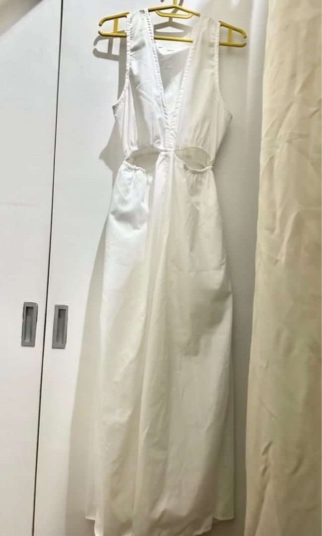 White Beach cut-out dress (Category: Dresses) located in Tacloban City. Submitted by preluvdby_e (Listing ID 1349381214, Image 2). Description: S-semi L.