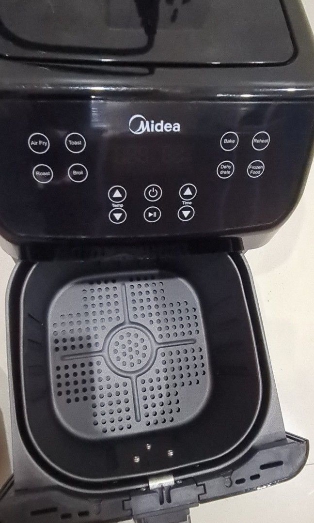 Air Fryer Midea (Category: Fryers) located in Pasig City. Submitted by ustaq (Listing ID 1349573278, Image 2). Description: MIDEA DIGITAL Air Fryer 8000 Series Air Fryer 5.5L model FP 77 SAF055LETM B1 New. No original box. with small flaws on top but unnoticeable. Enjoy Healthy, Low Fat and Tasty Fried Food. With 8 Presets Functions Air Fry, Toast, Roast, Broil, Bake, Reheat, Dehydrate and Frozen Food. PM us for more details and questions PM us f
