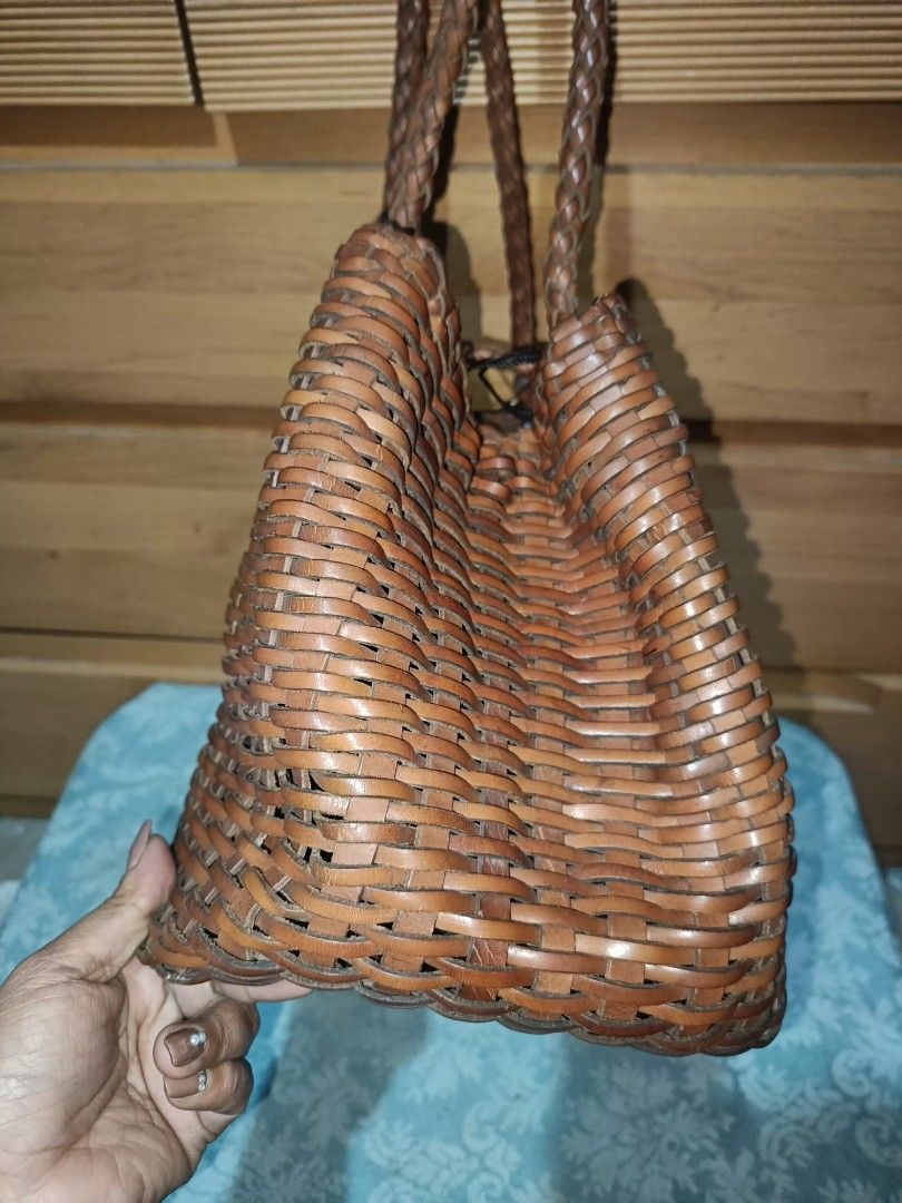 Banig Type Shoulder Bag (Category: Shoulder Bags) located in Baguio. Submitted by roselleshiddentreasures13384 (Listing ID 1349718178, Image 3). Description: 🌸Genuine Leather Material 🌸No Major Issue 🌸Normal Signs Of Use Only 🌸 Large Size 📏 🌸Japan Source 🇯🇵 ❌Limit Your Expectation The Item Is Preloved ( Ukay ).